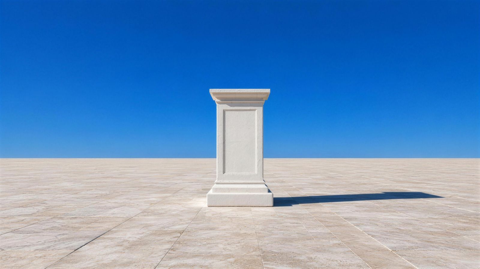 Un socle de plâtre blanc, vide, seul au centre d'une vaste place claire sous un ciel bleu franc.